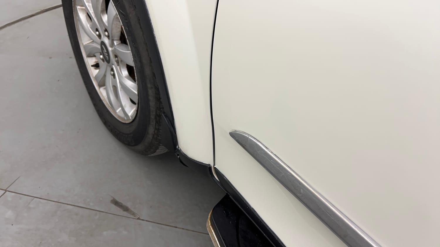 Used 2019 Mahindra XUV500 W9 Diesel Manual dents MINOR SCRATCH
