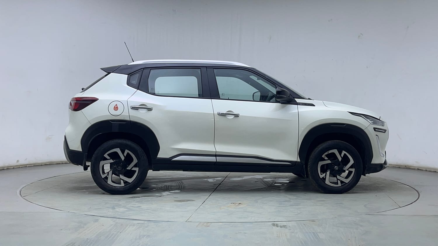 Used 2021 Nissan Magnite XV Dual Tone Petrol Manual exterior RIGHT SIDE VIEW
