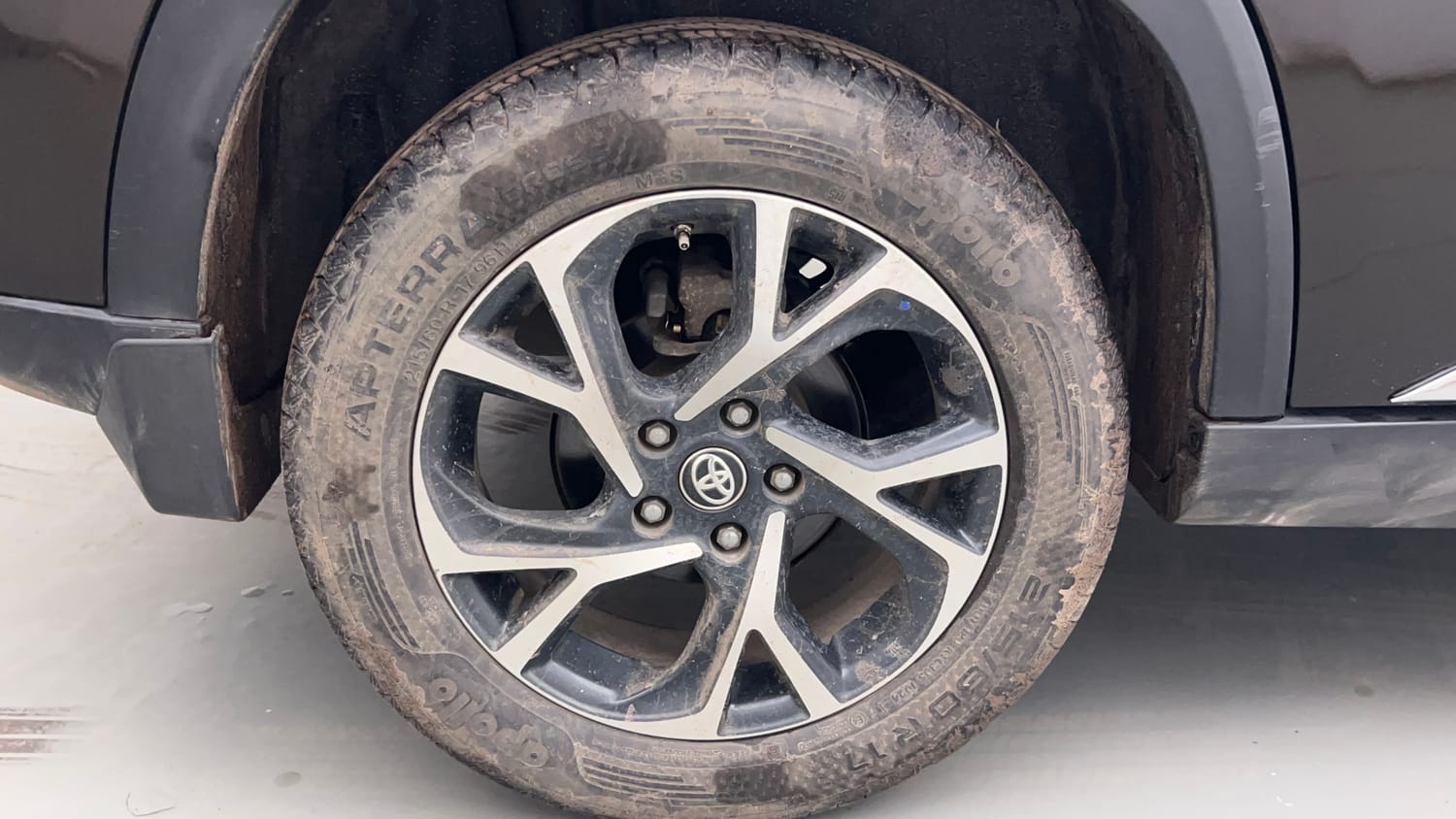 Used 2024 Toyota Urban Cruiser Hyryder V Hybrid Hybrid Automatic tyres RIGHT REAR TYRE RIM VIEW
