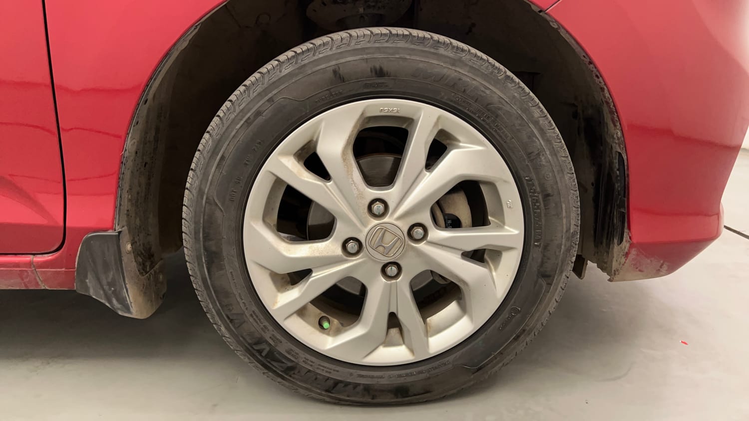 Used 2020 Honda Amaze 1.2 V CVT Petrol Petrol Automatic tyres RIGHT FRONT TYRE RIM VIEW