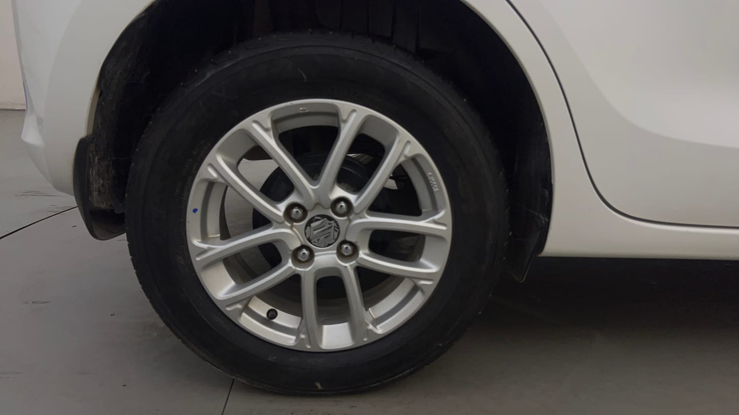 Used 2022 Maruti Suzuki Swift ZXi AMT Petrol Automatic tyres RIGHT REAR TYRE RIM VIEW