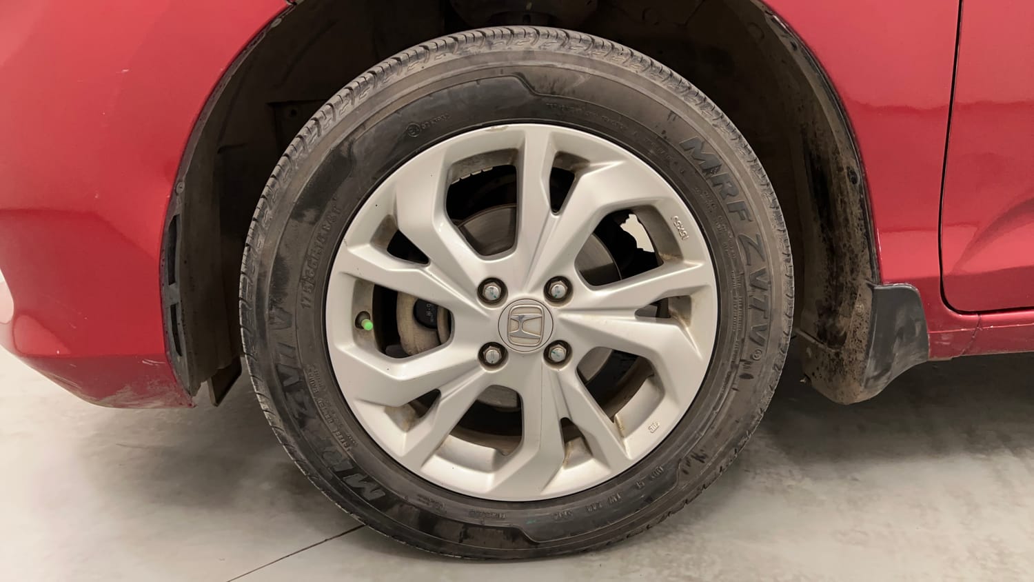 Used 2020 Honda Amaze 1.2 V CVT Petrol Petrol Automatic tyres LEFT FRONT TYRE RIM VIEW