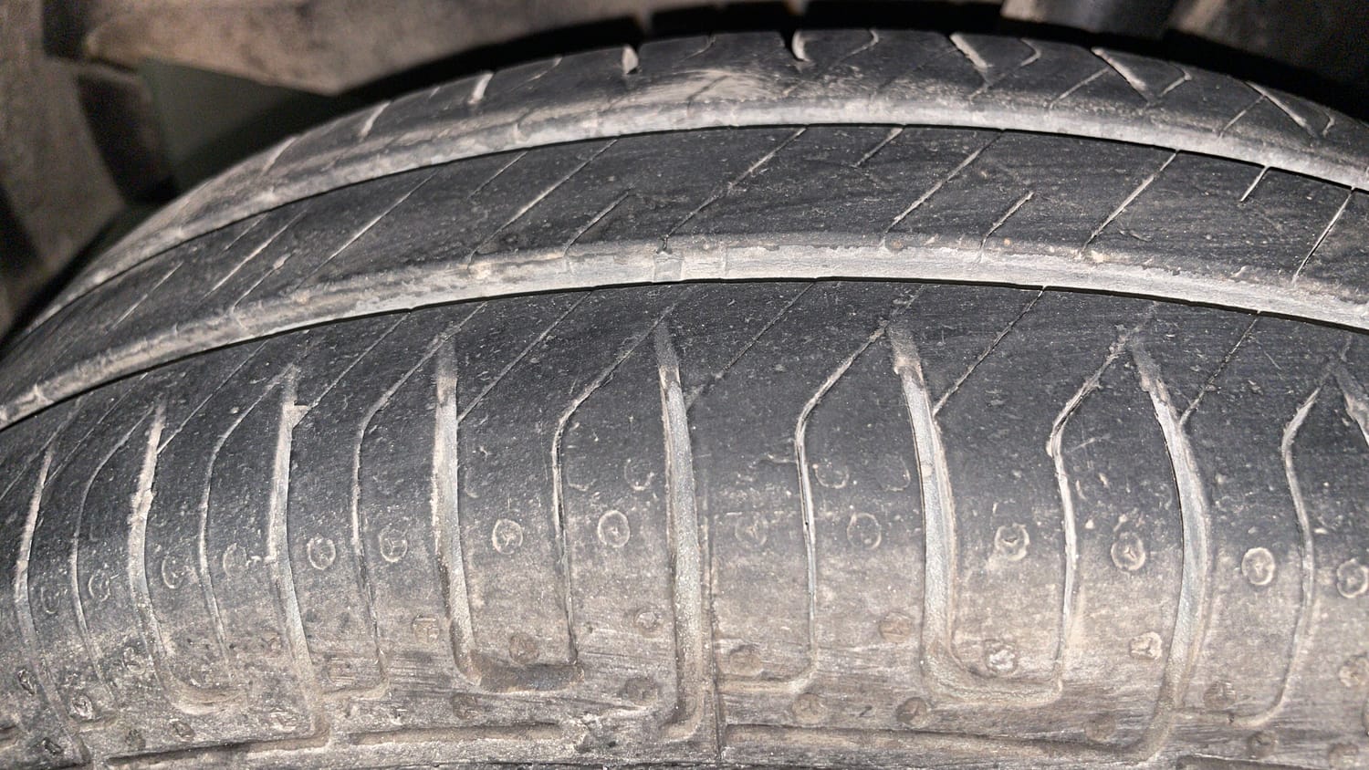 Used 2016 Renault Kwid RXT Petrol Manual tyres LEFT FRONT TYRE TREAD VIEW