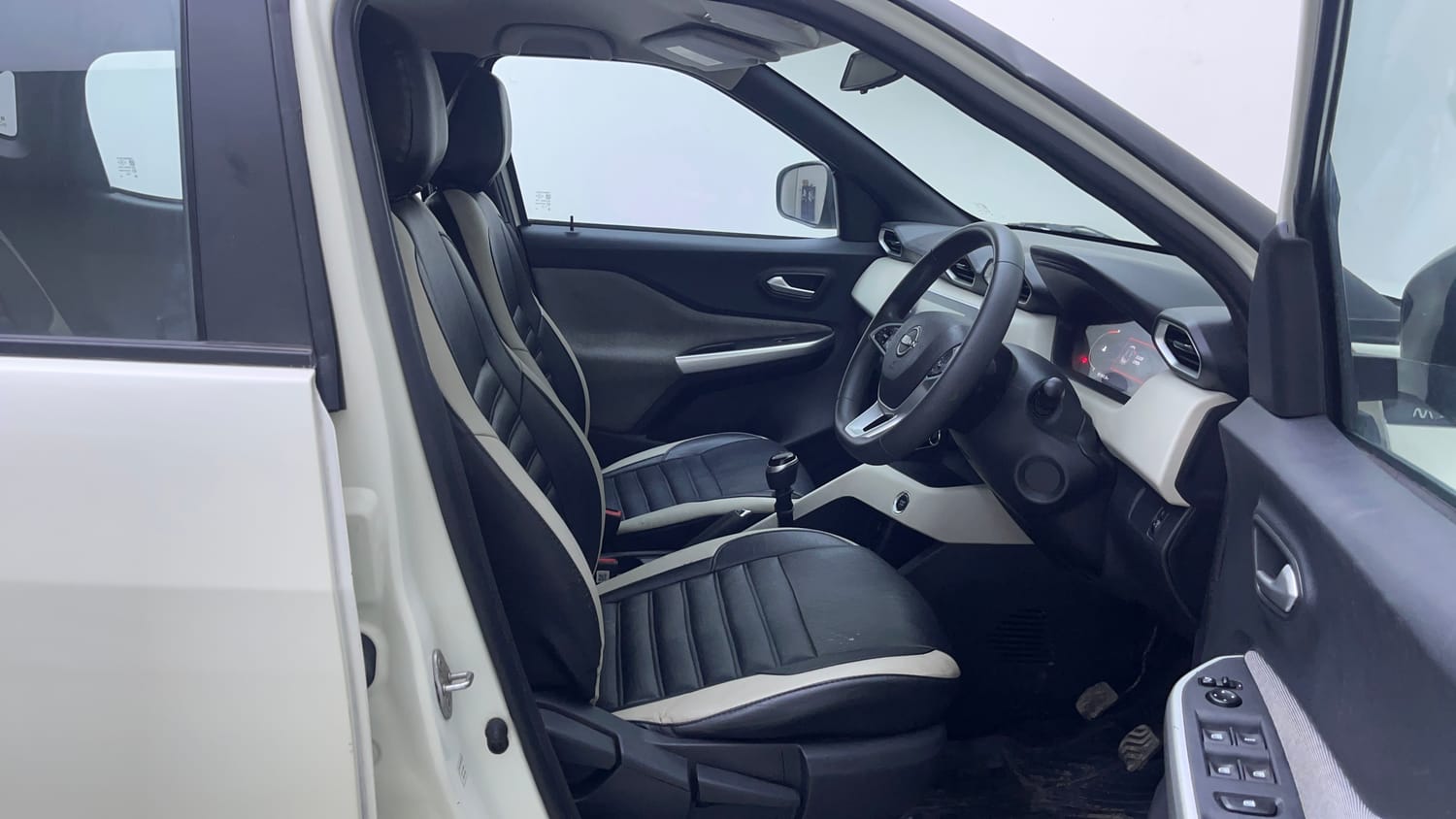 Used 2021 Nissan Magnite XV Dual Tone Petrol Manual interior RIGHT SIDE FRONT DOOR CABIN VIEW