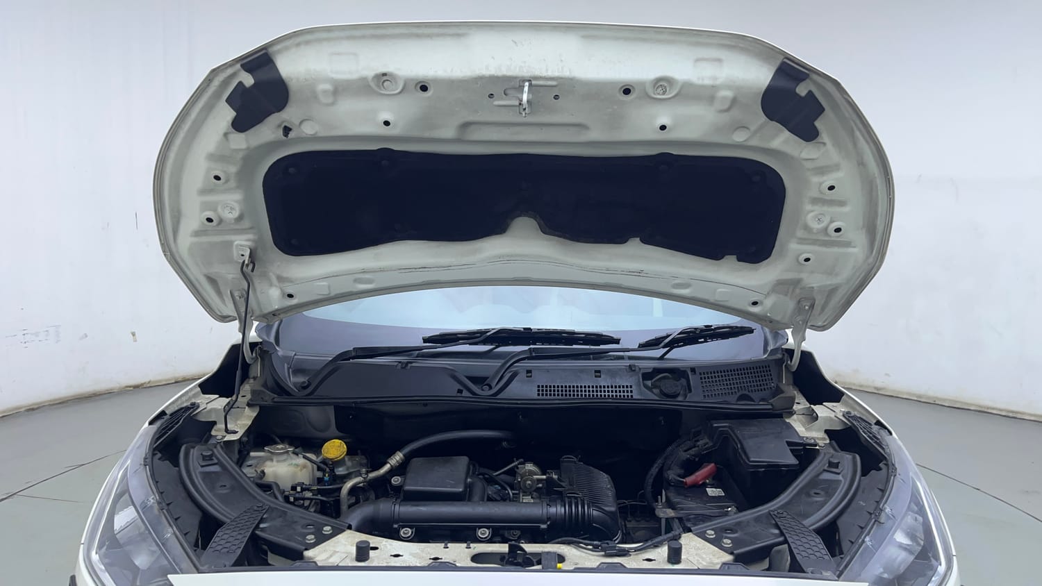 Used 2021 Nissan Magnite XV Dual Tone Petrol Manual engine ENGINE & BONNET OPEN FRONT VIEW