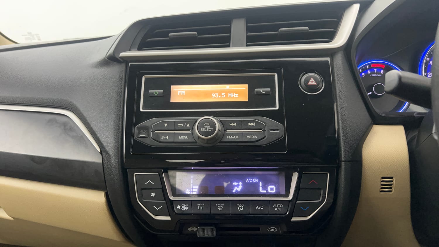 Used 2017 Honda Amaze 1.2 SX i-VTEC Petrol Manual interior MUSIC SYSTEM & AC CONTROL VIEW