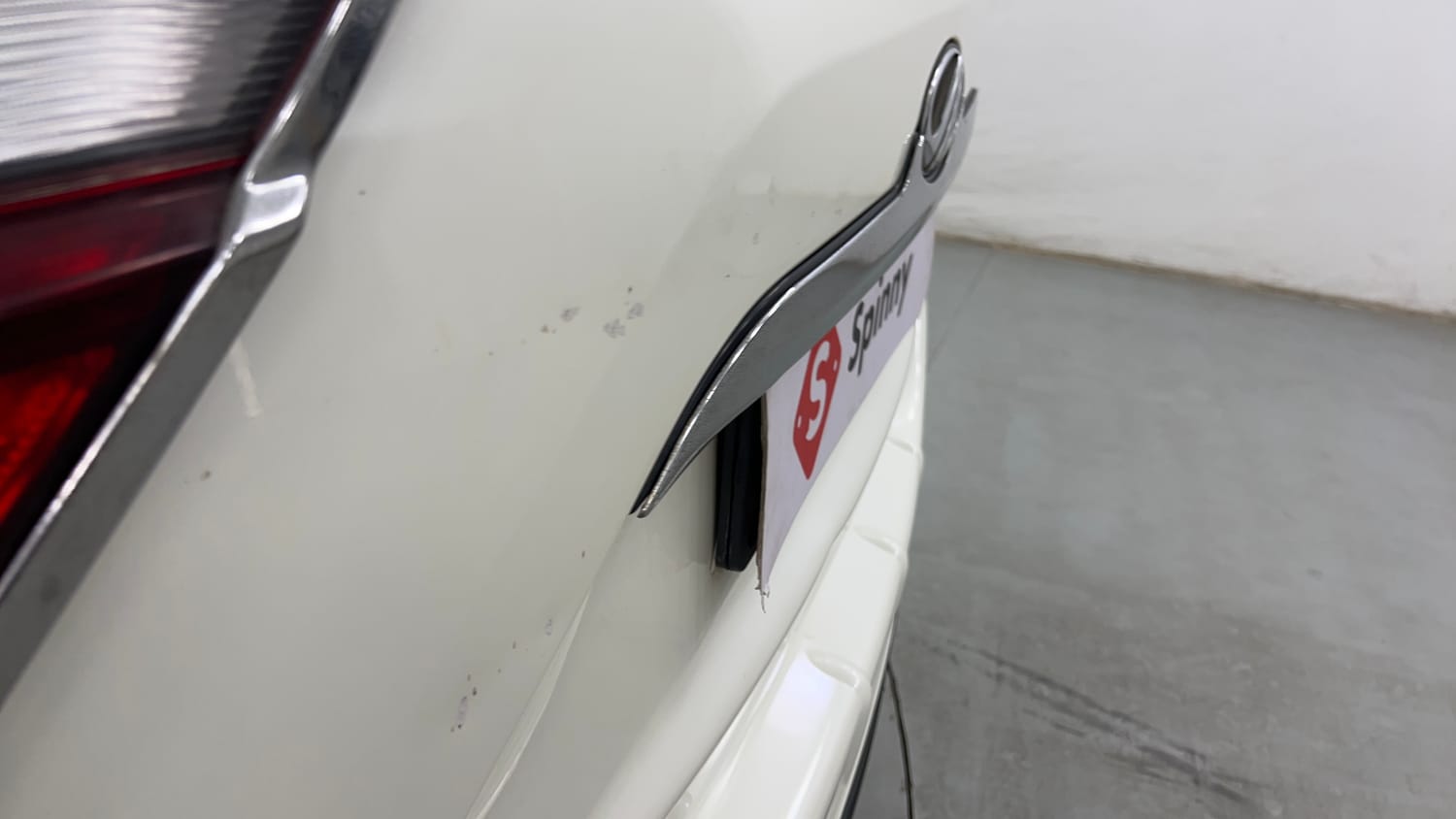 Used 2019 Mahindra XUV500 W9 Diesel Manual dents MINOR DENT