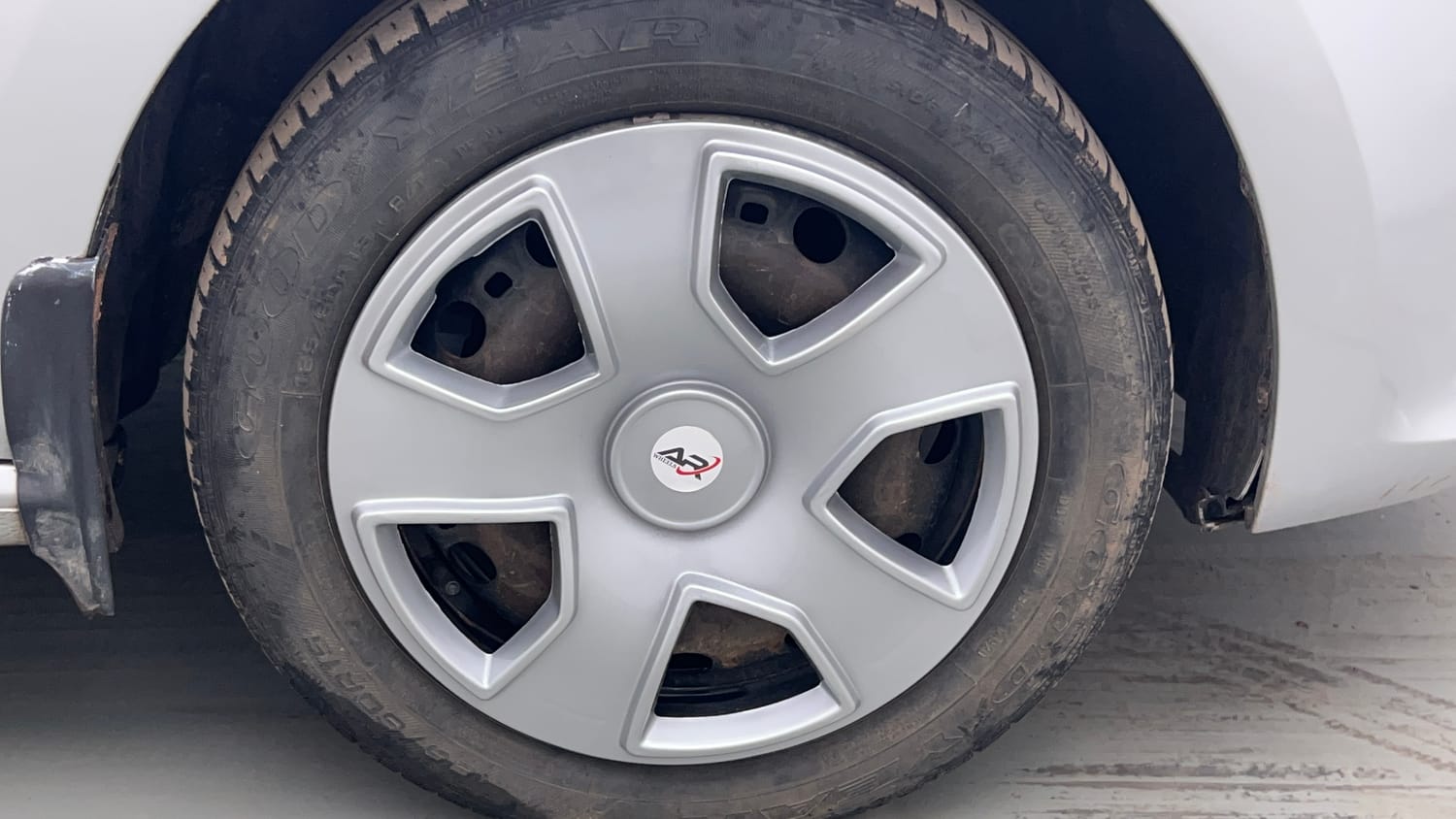 Used 2015 Volkswagen Polo Comfortline 1.2L (P) Petrol Manual tyres RIGHT FRONT TYRE RIM VIEW