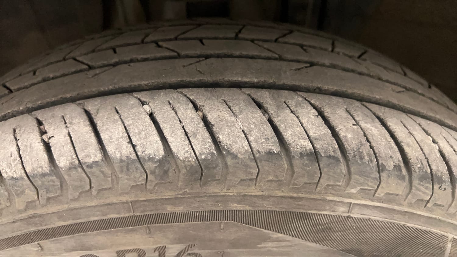 Used 2024 Renault Kiger RXZ Turbo CVT Dual Tone Petrol Automatic tyres LEFT FRONT TYRE TREAD VIEW