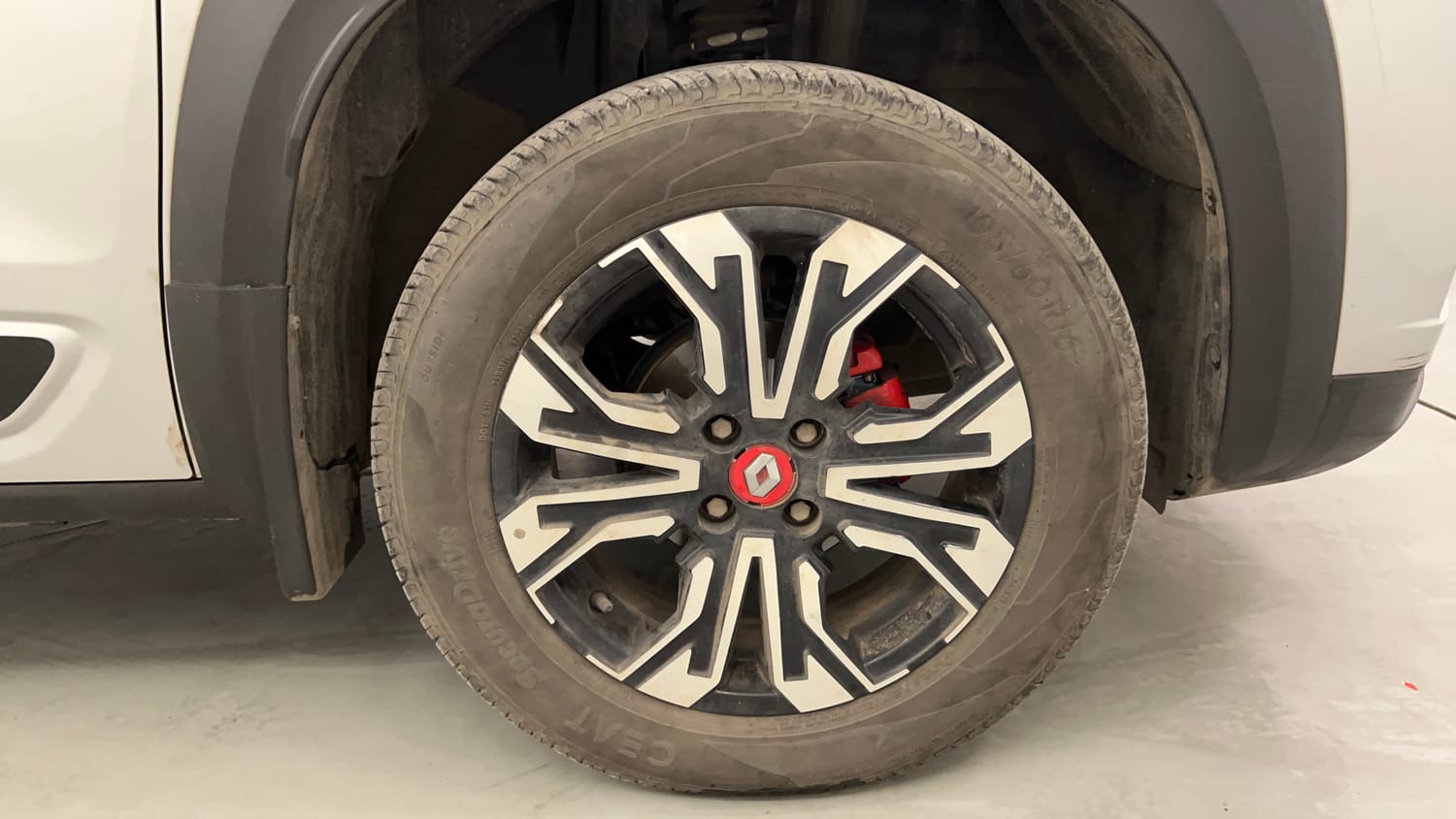 Used 2024 Renault Kiger RXZ Turbo CVT Dual Tone Petrol Automatic tyres RIGHT FRONT TYRE RIM VIEW