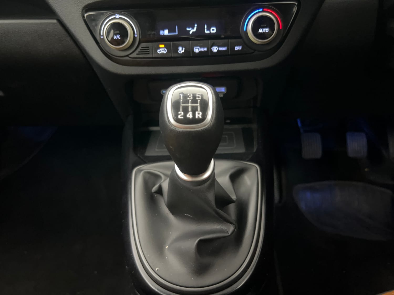 Used 2023 Hyundai Exter SX (O) Connect 1.2 MT Dual Tone Petrol Manual interior GEAR  KNOB VIEW