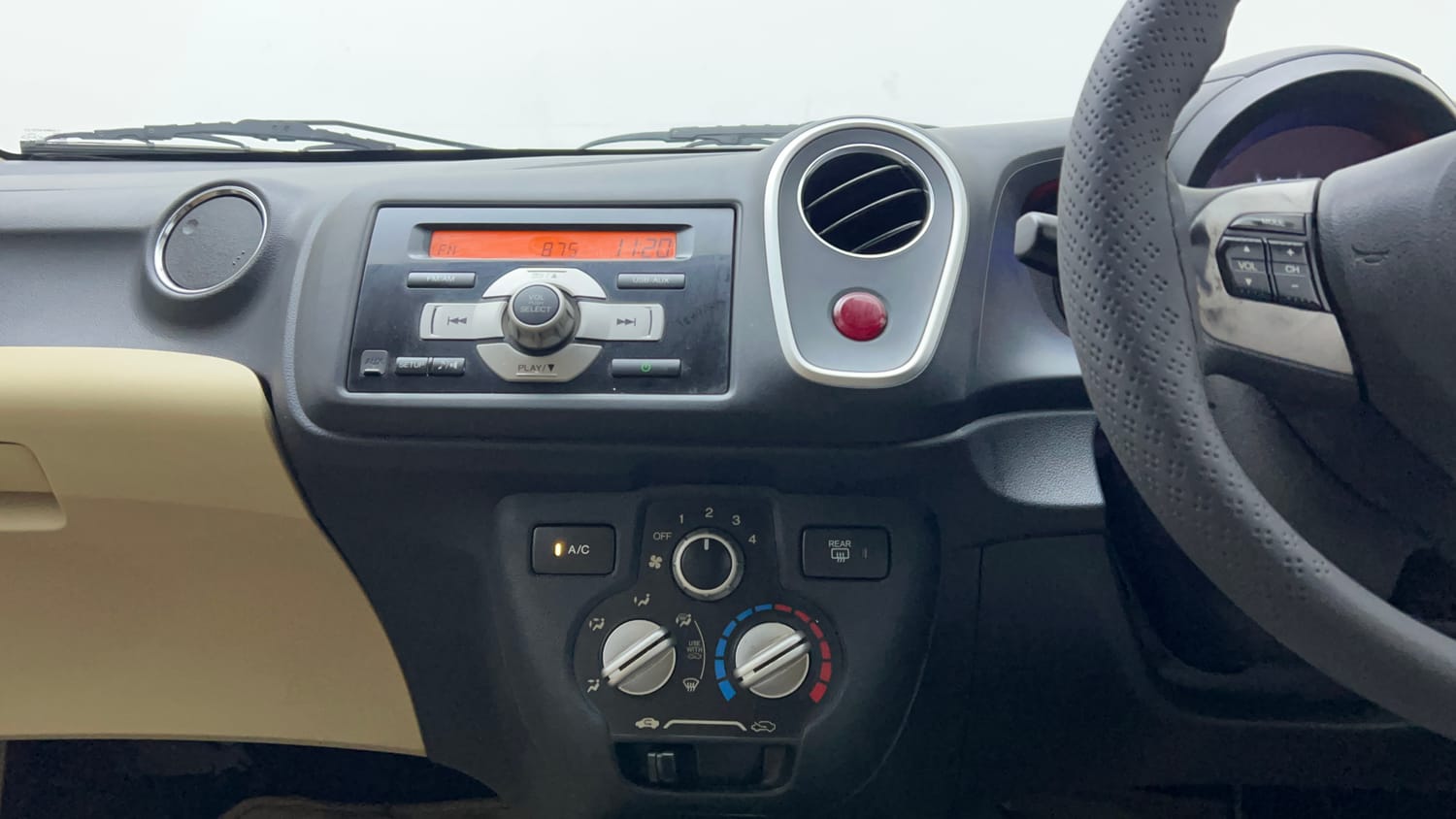 Used 2014 Honda Mobilio S Petrol Petrol Manual interior MUSIC SYSTEM & AC CONTROL VIEW