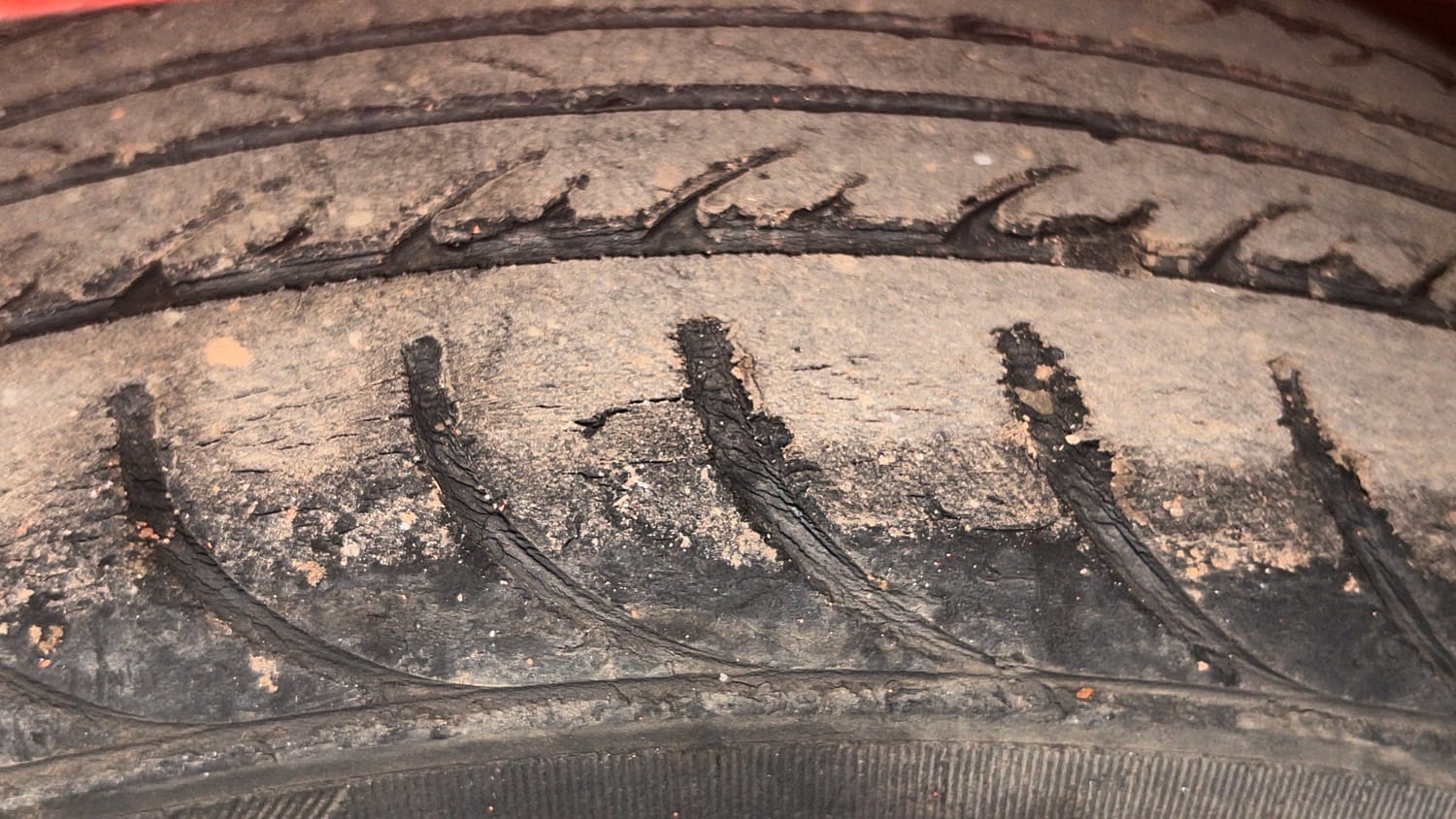 Used 2015 Ford Figo Duratec Petrol ZXI 1.2 Petrol Manual tyres LEFT FRONT TYRE TREAD VIEW