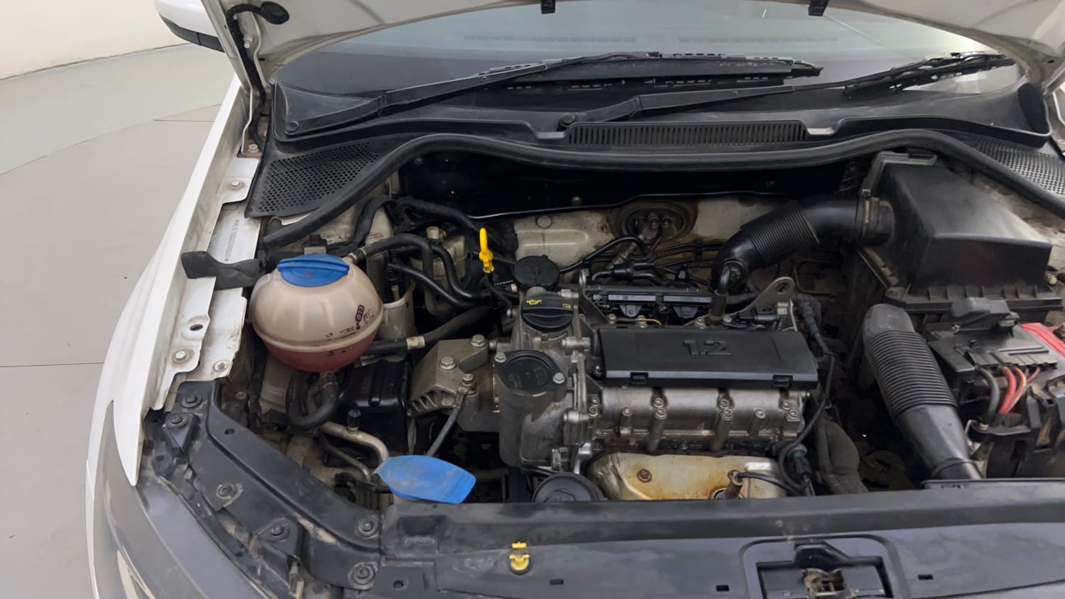 Used 2016 Volkswagen Polo Highline1.2L (P) Petrol Manual engine ENGINE RIGHT SIDE HINGE & APRON VIEW