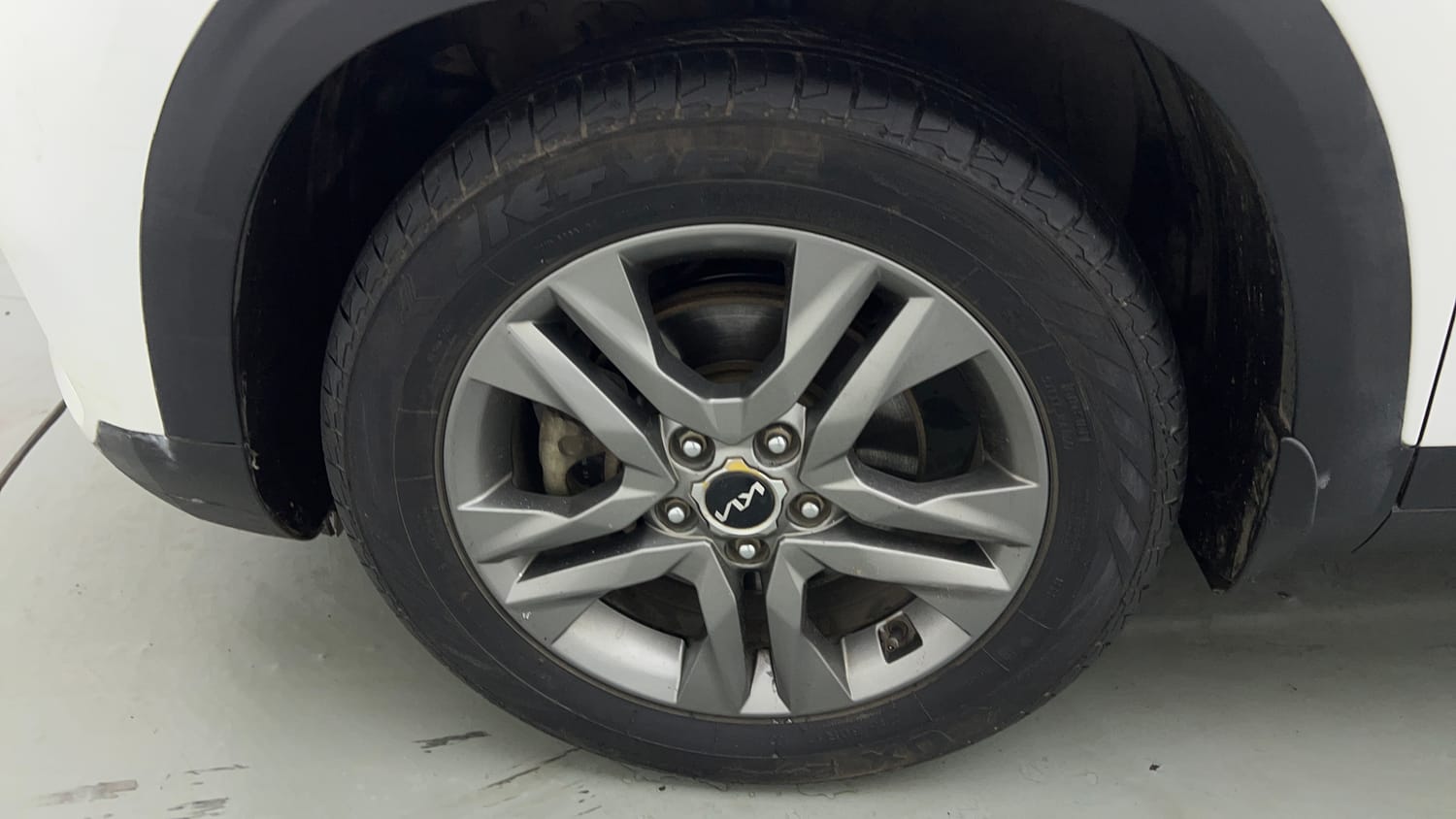 Used 2021 kia Seltos HTX 1.5 IVT Petrol Automatic tyres LEFT FRONT TYRE RIM VIEW