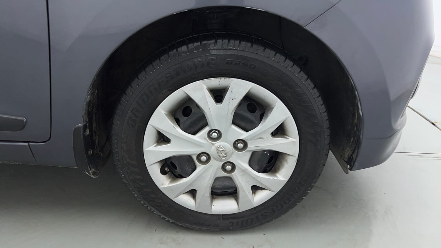 Used 2016 Hyundai Grand i10 Sportz 1.2 Kappa VTVT Petrol Manual tyres RIGHT FRONT TYRE RIM VIEW
