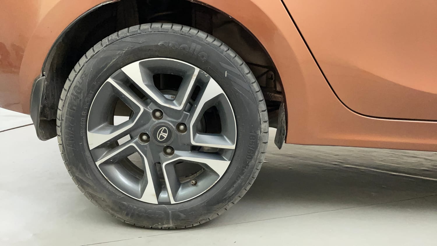 Used 2017 Tata Tigor Revotron XZ (O) Petrol Manual tyres RIGHT REAR TYRE RIM VIEW