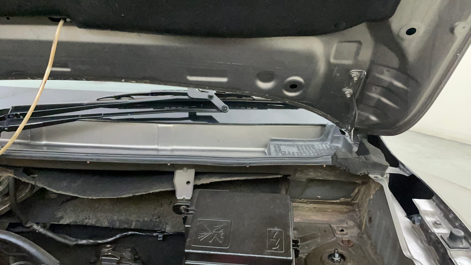 Used 2016 Renault Kwid RXT Petrol Manual engine ENGINE LEFT SIDE HINGE & APRON VIEW