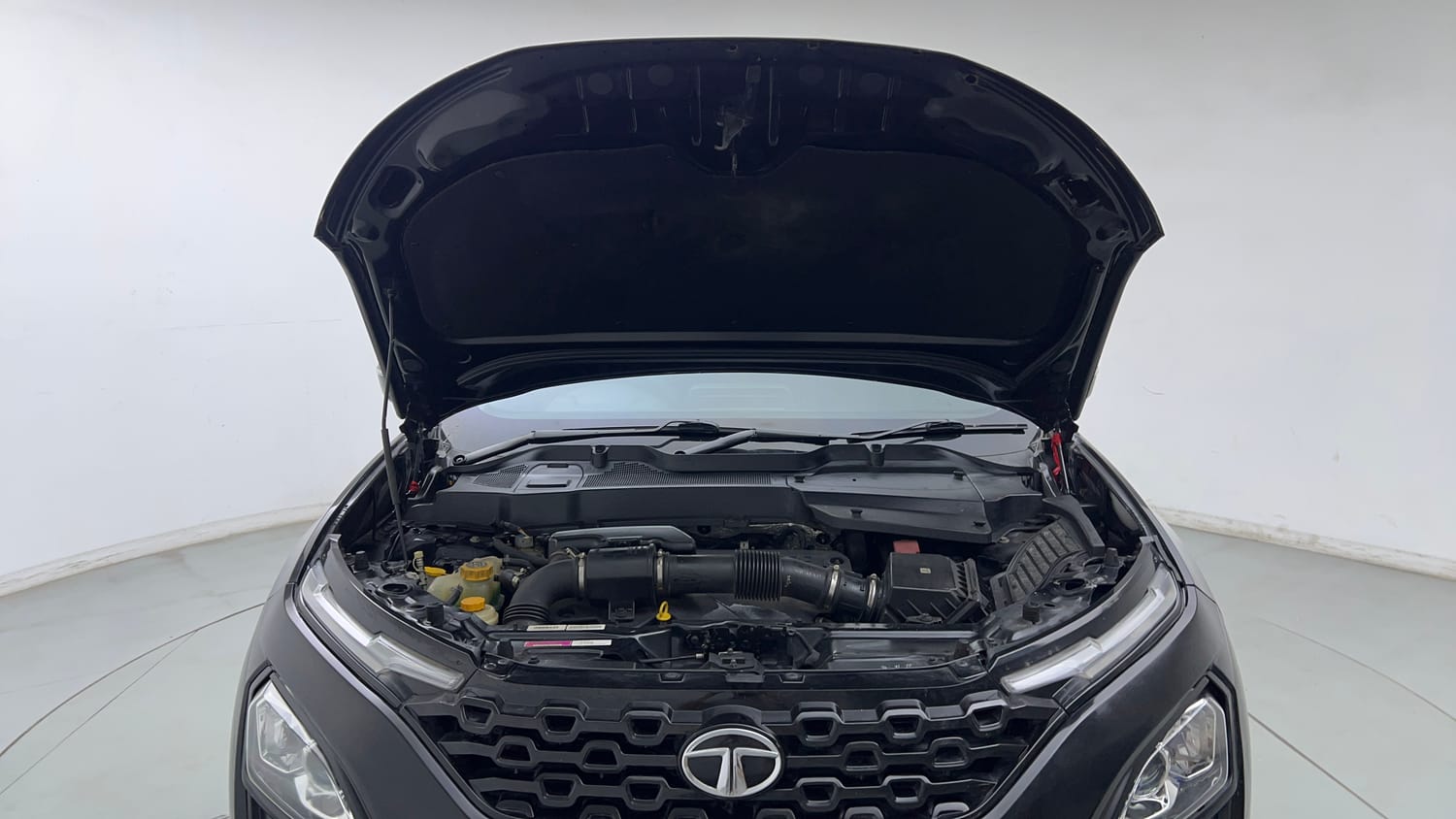 Used 2022 Tata Harrier XTA Plus Dark Edition Diesel Automatic engine ENGINE & BONNET OPEN FRONT VIEW