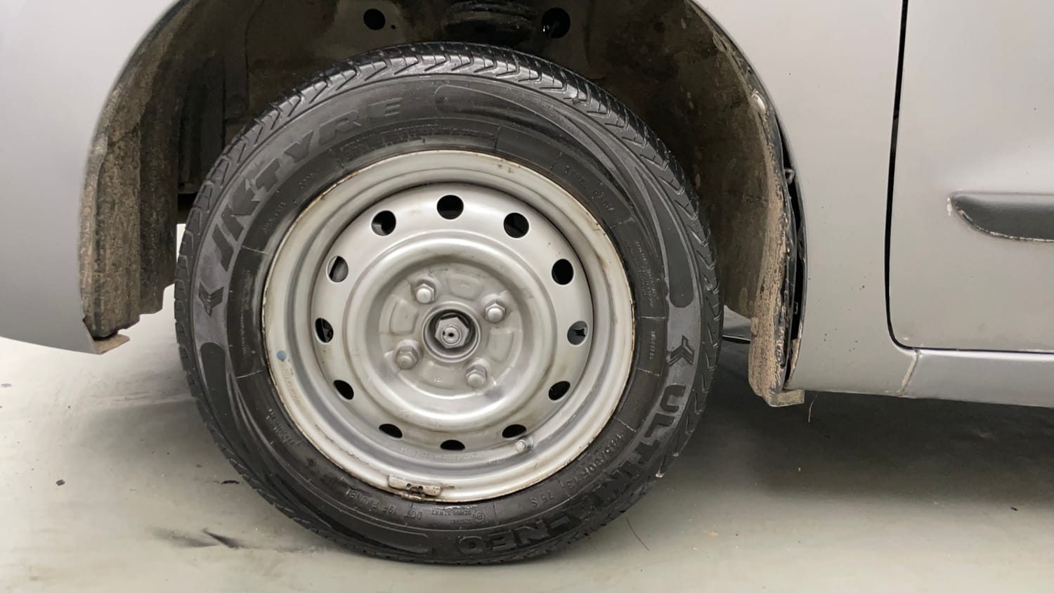 Used 2015 Maruti Suzuki Wagon R LXI Petrol Manual tyres LEFT FRONT TYRE RIM VIEW