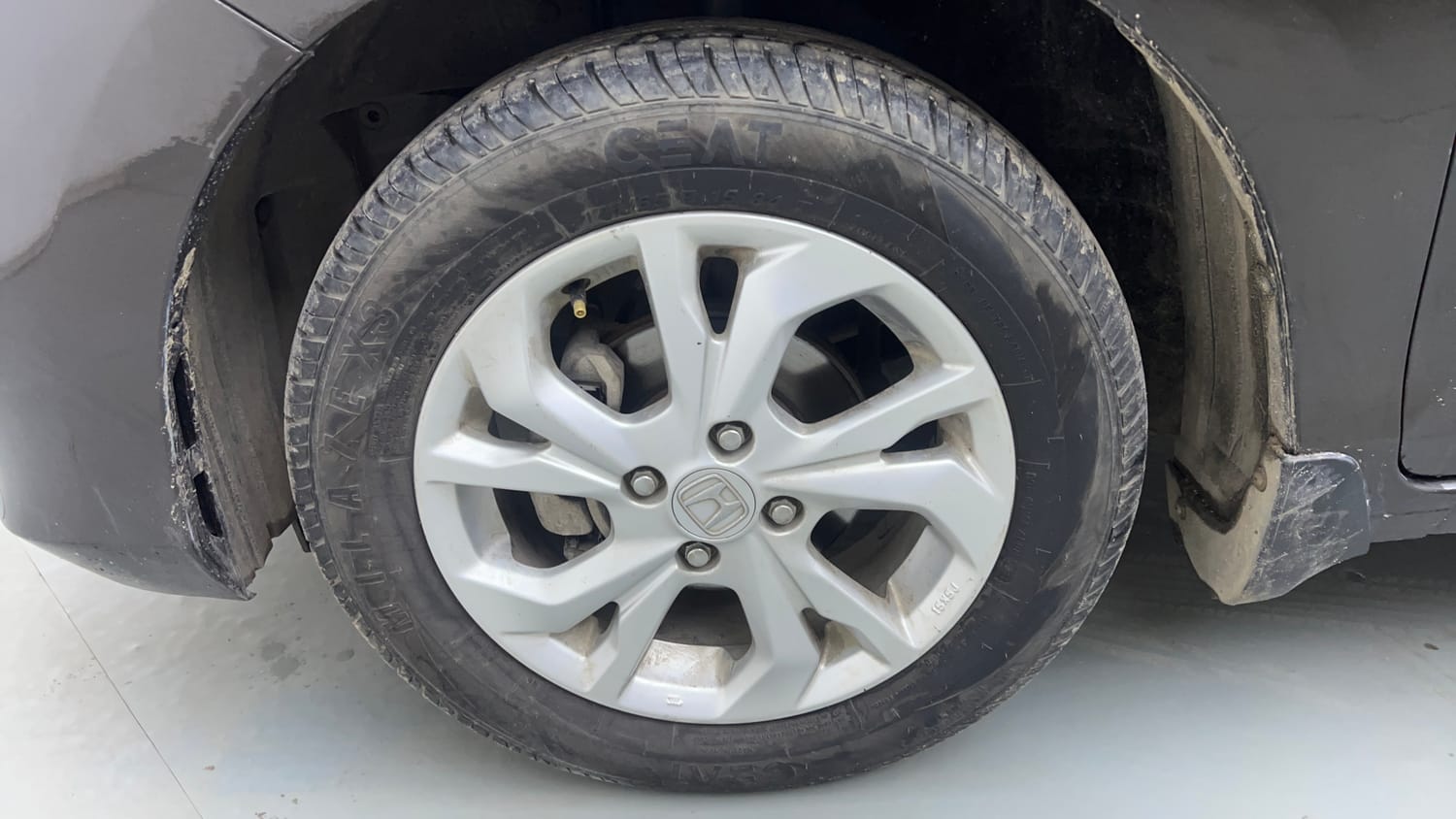 Used 2020 Honda Amaze 1.2 VX CVT Petrol Petrol Automatic tyres LEFT FRONT TYRE RIM VIEW