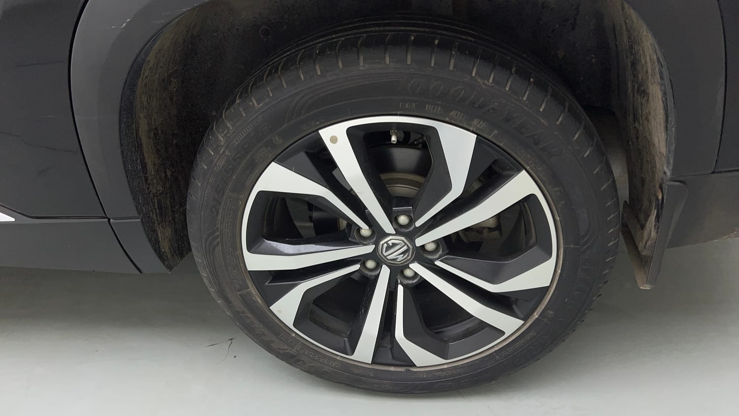Used 2023 MG Motors Hector Plus Savvy Pro 1.5 Turbo Petrol CVT 6 STR Petrol Automatic tyres LEFT REAR TYRE RIM VIEW