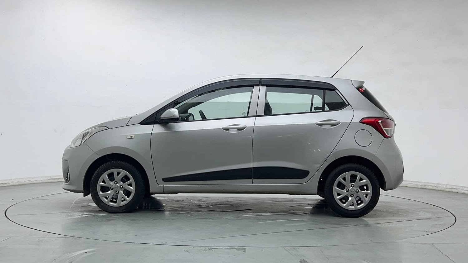 Used 2017 Hyundai Grand i10 Magna 1.2 Kappa VTVT Petrol Manual exterior LEFT SIDE VIEW