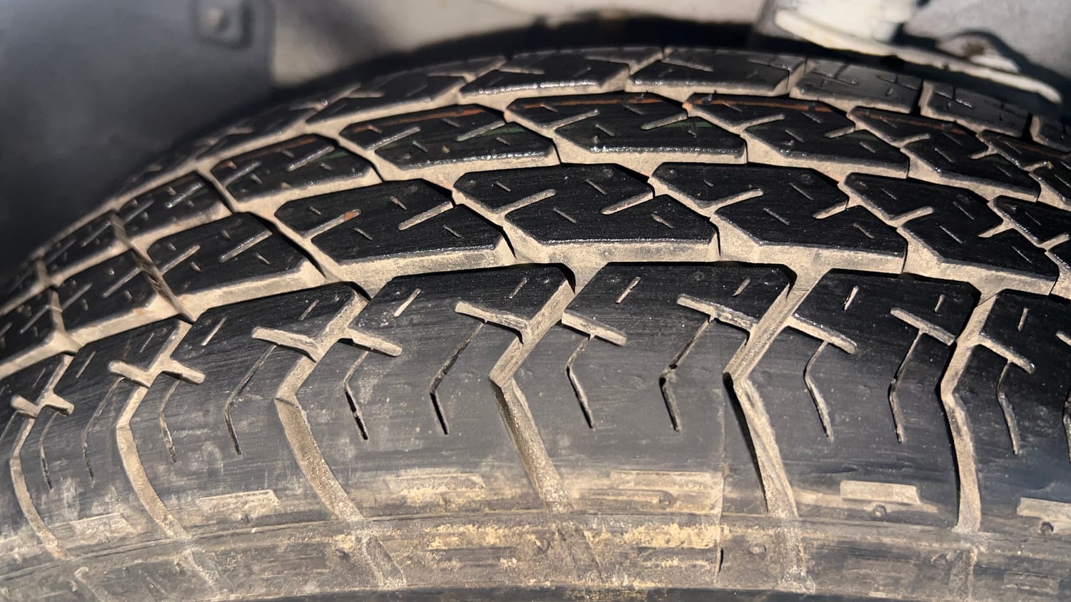 Used 2022 Maruti Suzuki Eeco 5 STR AC (O) Petrol Manual tyres RIGHT FRONT TYRE TREAD VIEW