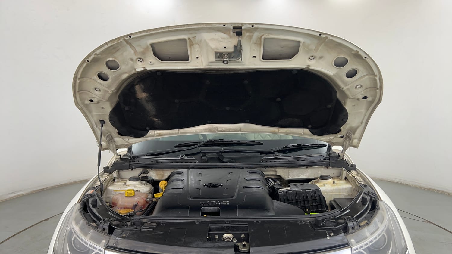 Used 2019 Mahindra XUV500 W9 Diesel Manual engine ENGINE & BONNET OPEN FRONT VIEW