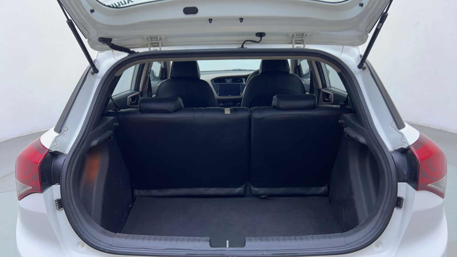 Used 2015 Hyundai Elite i20 Asta 1.2 Petrol Manual interior DICKY INSIDE VIEW