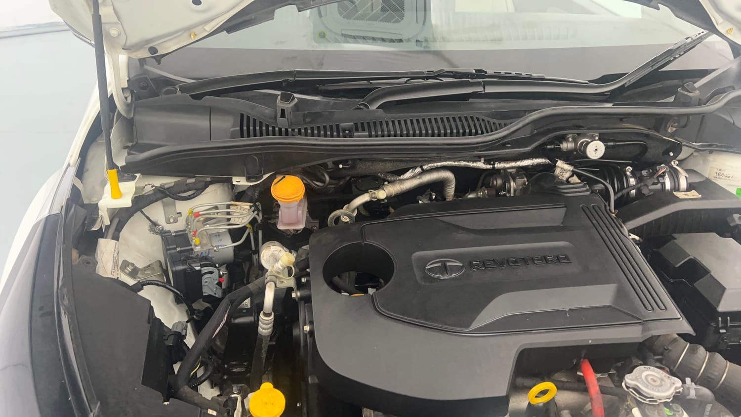 Used 2022 Tata Altroz XZ Plus Diesel Diesel Manual engine ENGINE RIGHT SIDE HINGE & APRON VIEW