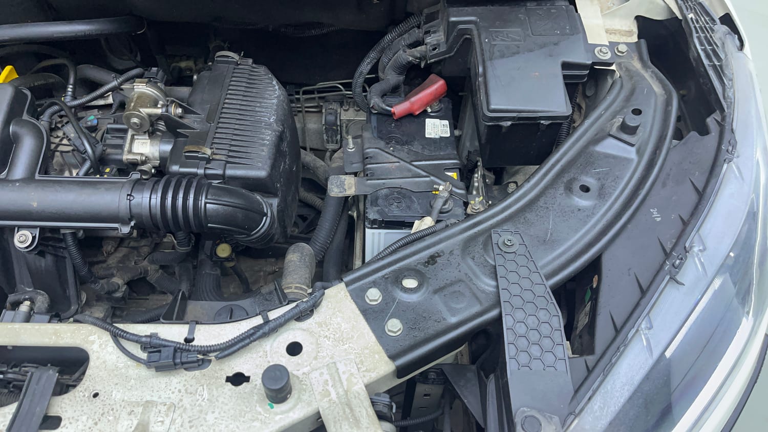 Used 2021 Nissan Magnite XV Dual Tone Petrol Manual engine ENGINE LEFT SIDE VIEW