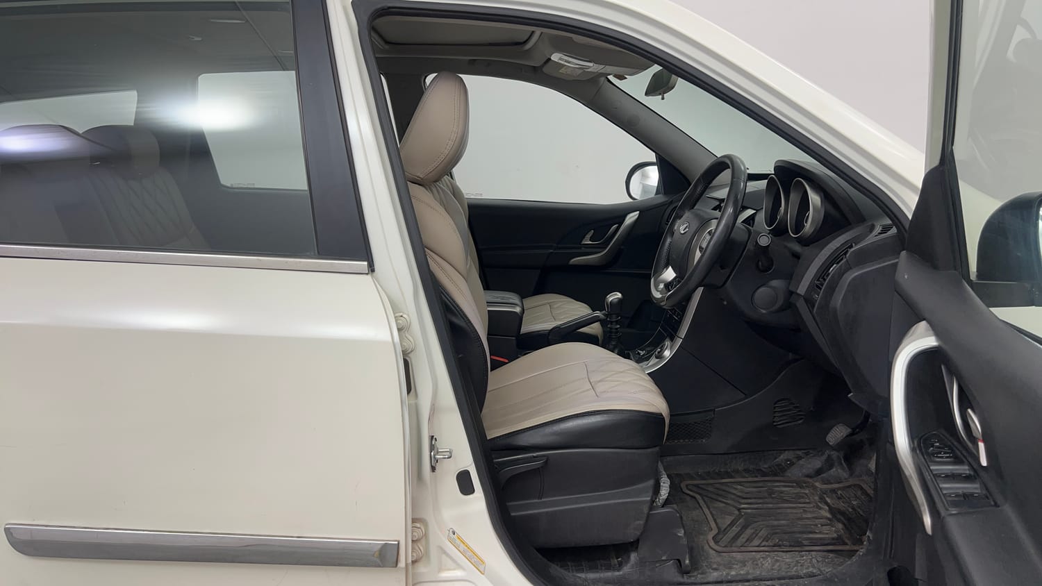 Used 2019 Mahindra XUV500 W9 Diesel Manual interior RIGHT SIDE FRONT DOOR CABIN VIEW