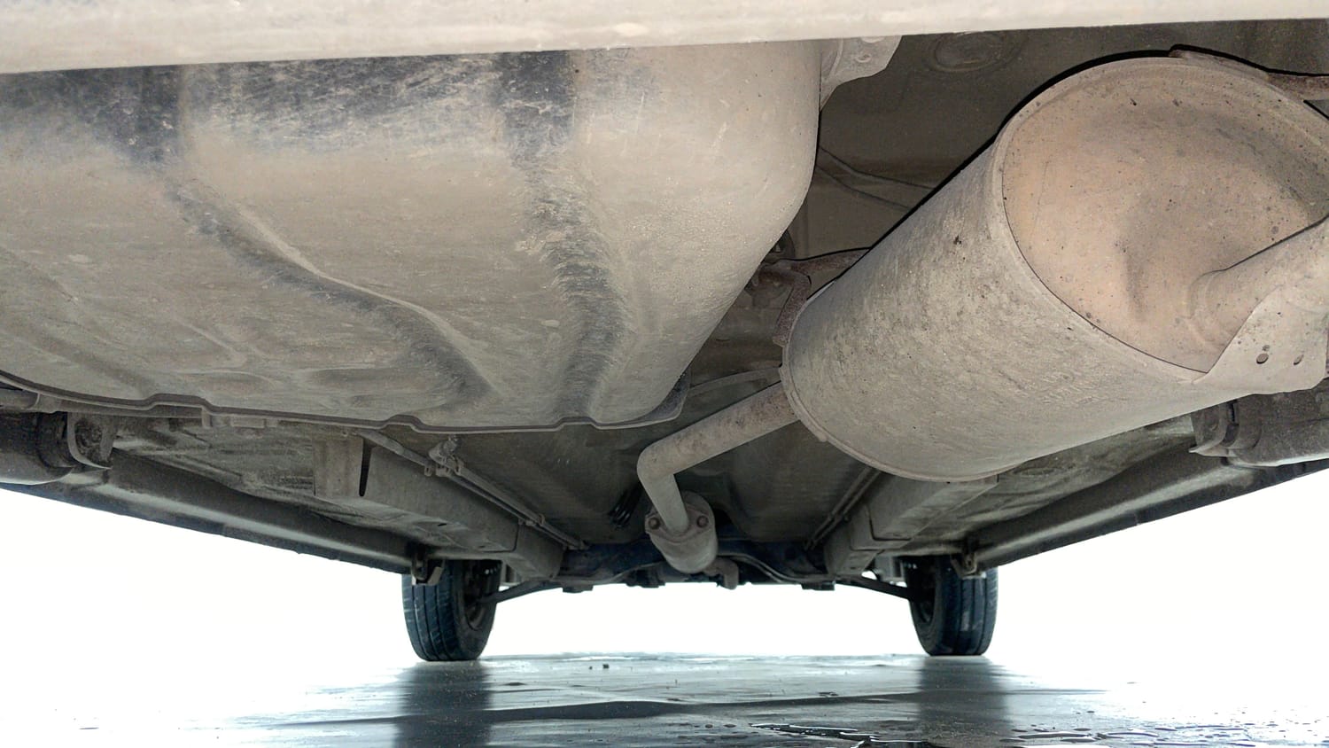 Used 2015 Maruti Suzuki Wagon R LXI Petrol Manual extra REAR UNDERBODY VIEW (TAKEN FROM REAR)