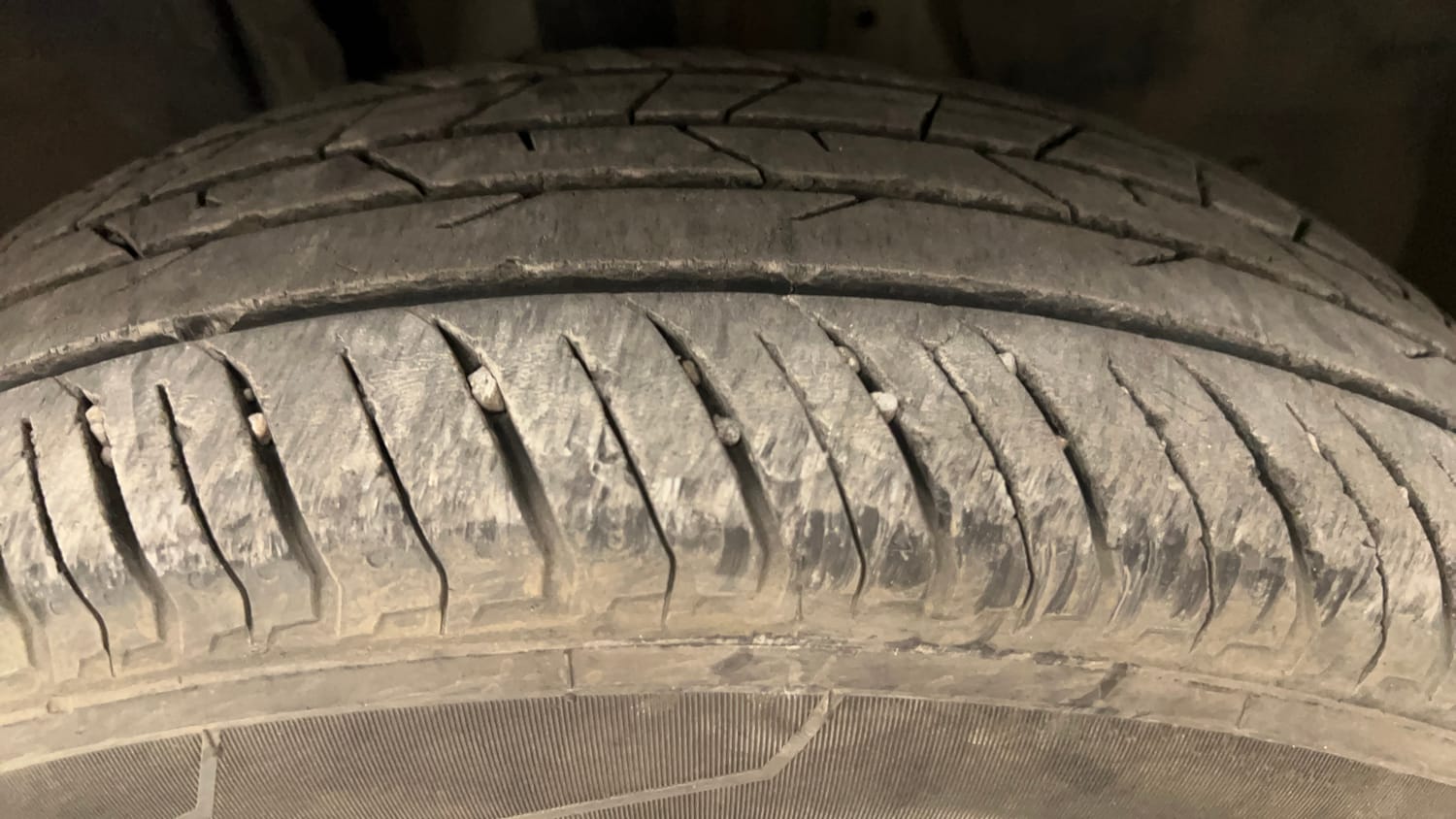 Used 2024 Renault Kiger RXZ Turbo CVT Dual Tone Petrol Automatic tyres RIGHT FRONT TYRE TREAD VIEW