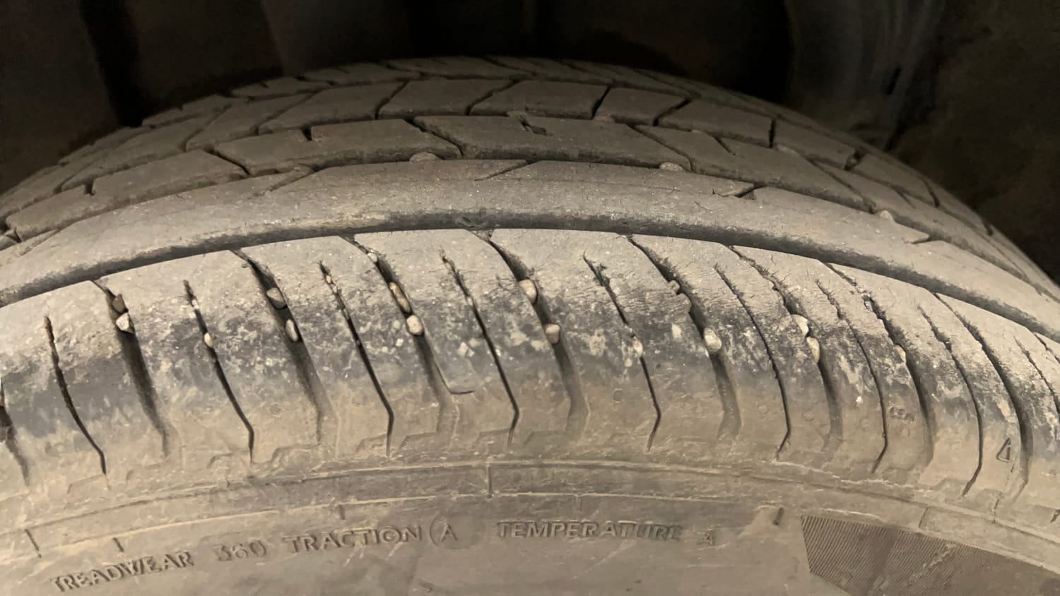 Used 2024 Renault Kiger RXZ Turbo CVT Dual Tone Petrol Automatic tyres RIGHT REAR TYRE TREAD VIEW