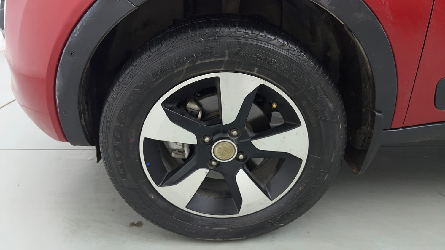 Used 2018 Tata Nexon XZA Plus Petrol Dual Tone Petrol Automatic tyres LEFT FRONT TYRE RIM VIEW