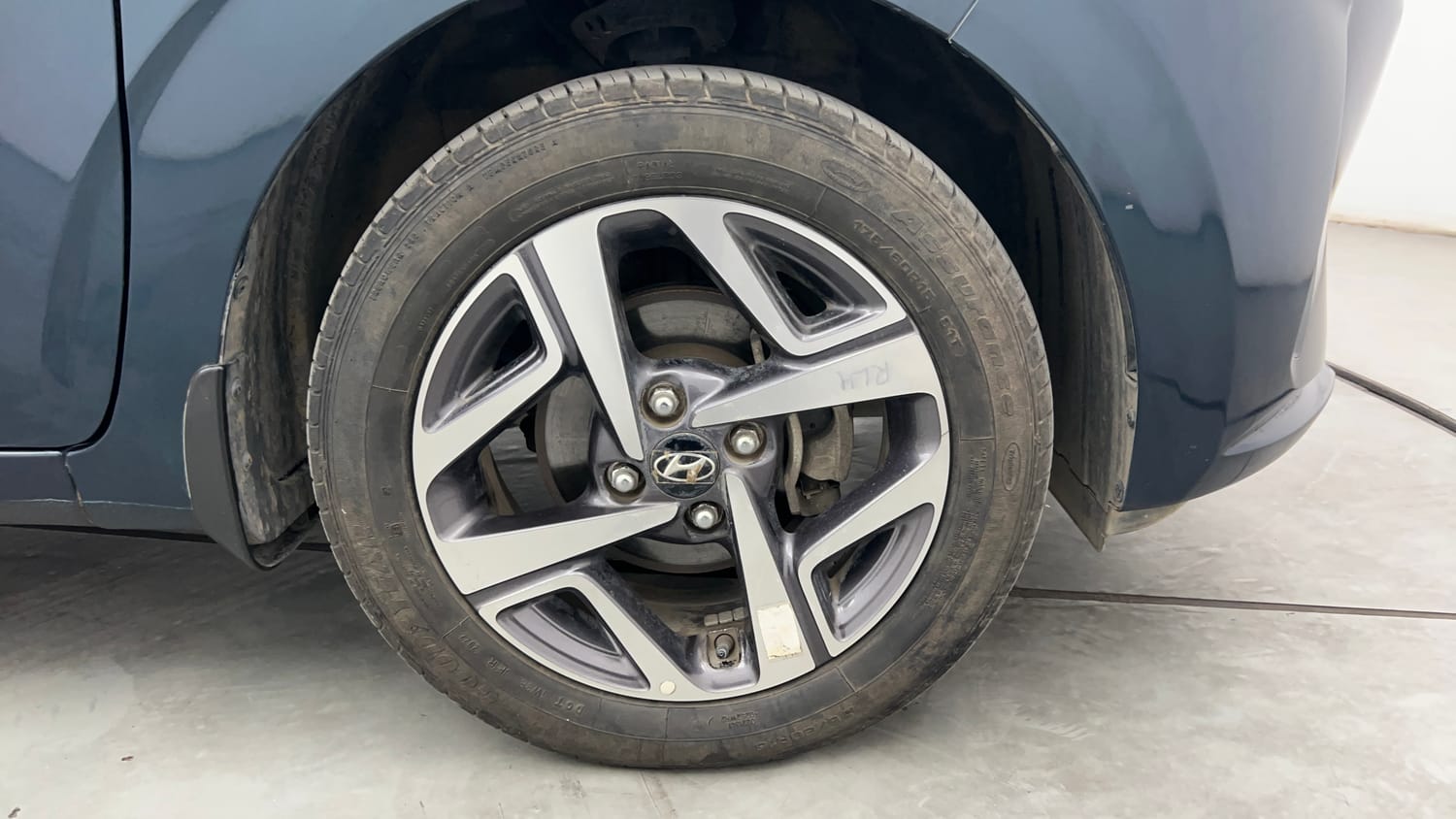 Used 2022 Hyundai Aura SX 1.2 Petrol Petrol Manual tyres RIGHT FRONT TYRE RIM VIEW