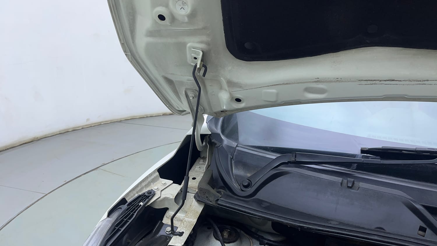 Used 2021 Nissan Magnite XV Dual Tone Petrol Manual engine ENGINE RIGHT SIDE HINGE & APRON VIEW