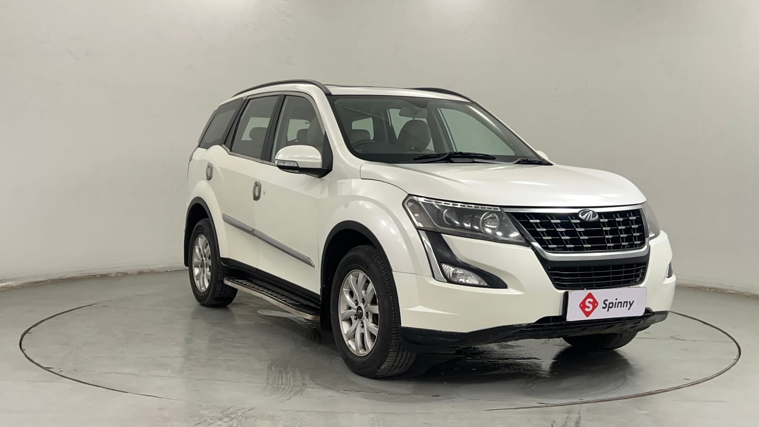 Used 2019 Mahindra XUV500 W9 Diesel Manual exterior RIGHT FRONT CORNER VIEW