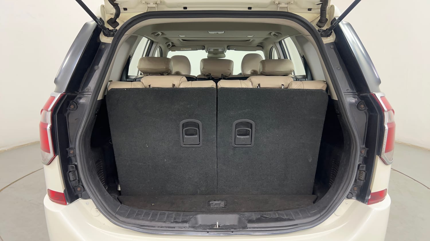 Used 2019 Mahindra XUV500 W9 Diesel Manual interior DICKY INSIDE VIEW