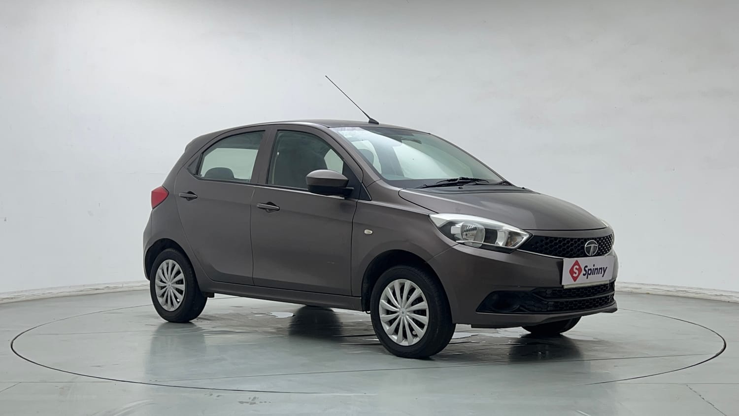 Used 2017 Tata Tiago Revotron XT Petrol Manual exterior RIGHT FRONT CORNER VIEW