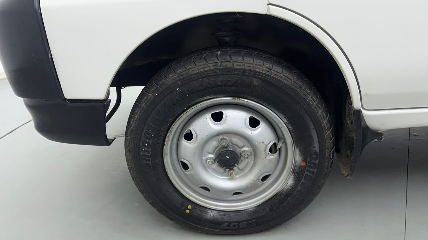 Used 2022 Maruti Suzuki Eeco 5 STR AC (O) Petrol Manual tyres LEFT FRONT TYRE RIM VIEW