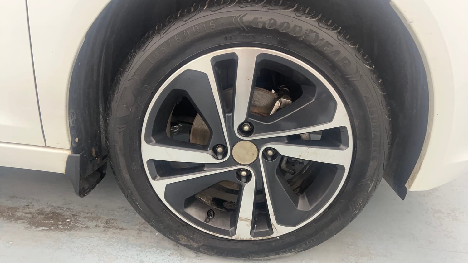 Used 2022 Tata Altroz XZ Plus Diesel Diesel Manual tyres RIGHT FRONT TYRE RIM VIEW
