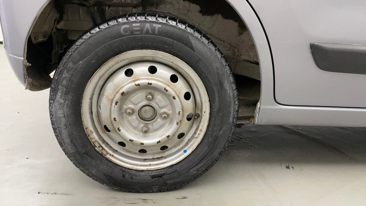 Used 2015 Maruti Suzuki Wagon R LXI Petrol Manual tyres RIGHT REAR TYRE RIM VIEW