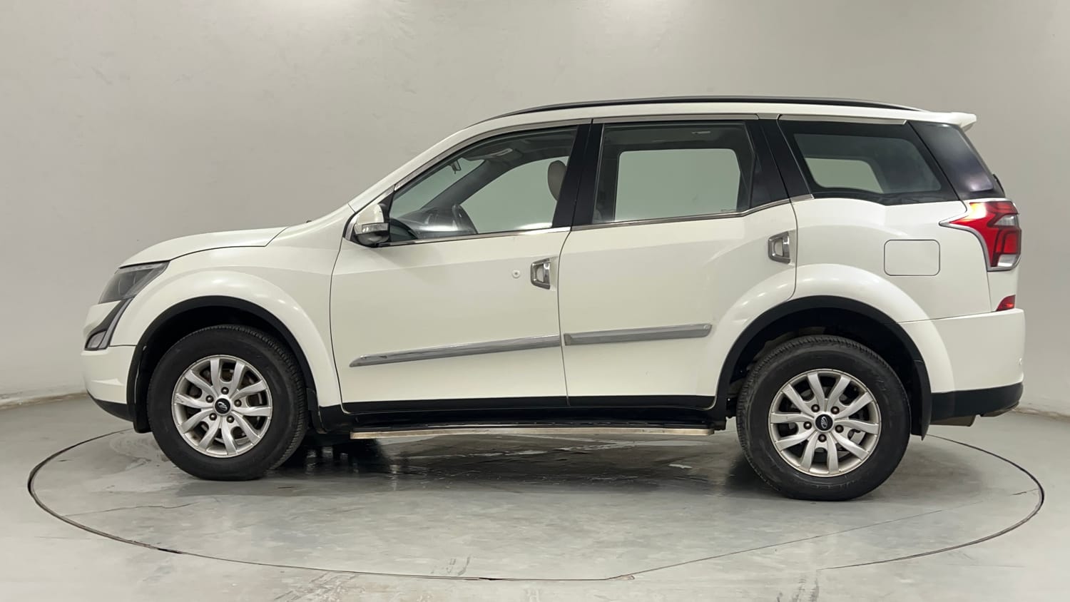 Used 2019 Mahindra XUV500 W9 Diesel Manual exterior LEFT SIDE VIEW