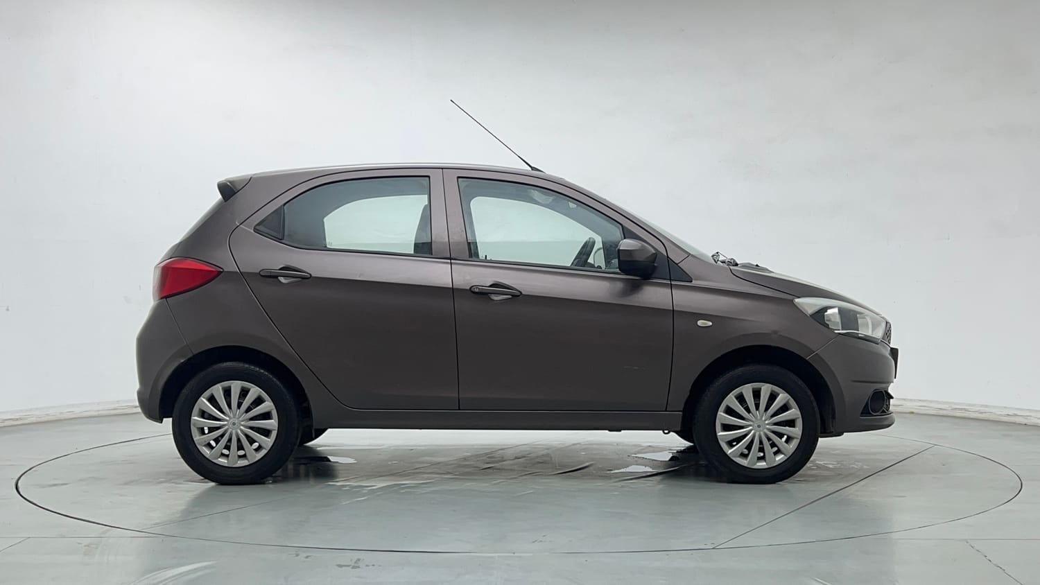 Used 2017 Tata Tiago Revotron XT Petrol Manual exterior RIGHT SIDE VIEW