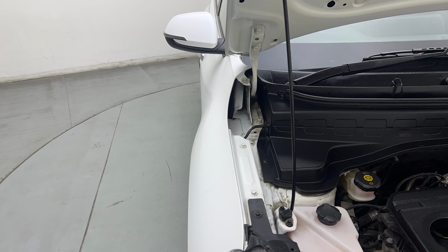 Used 2022 Kia Sonet GTX Plus 1.5 AT Diesel Automatic engine ENGINE RIGHT SIDE HINGE & APRON VIEW