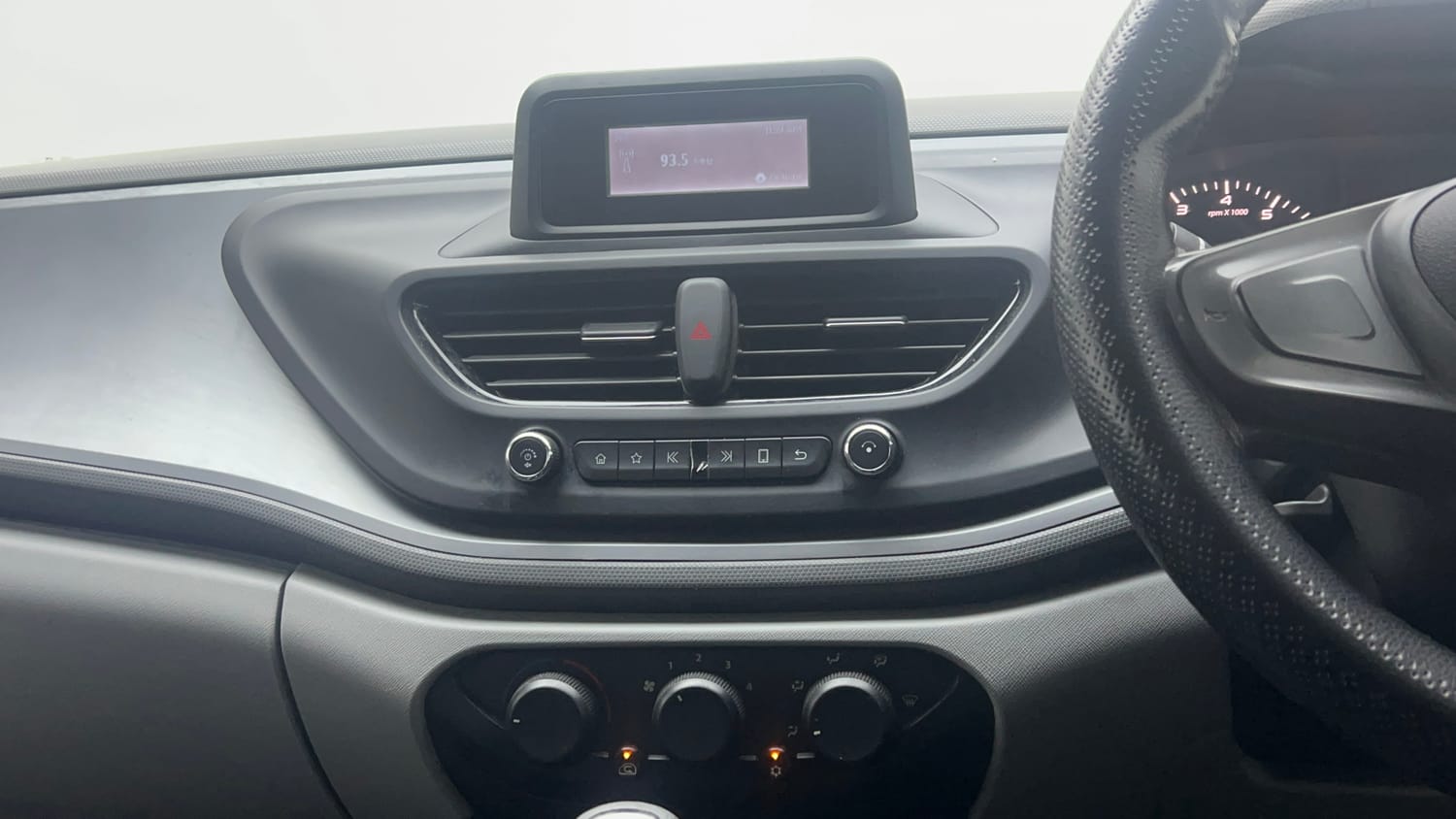 Used 2021 Tata Altroz XM Petrol Petrol Manual interior MUSIC SYSTEM & AC CONTROL VIEW