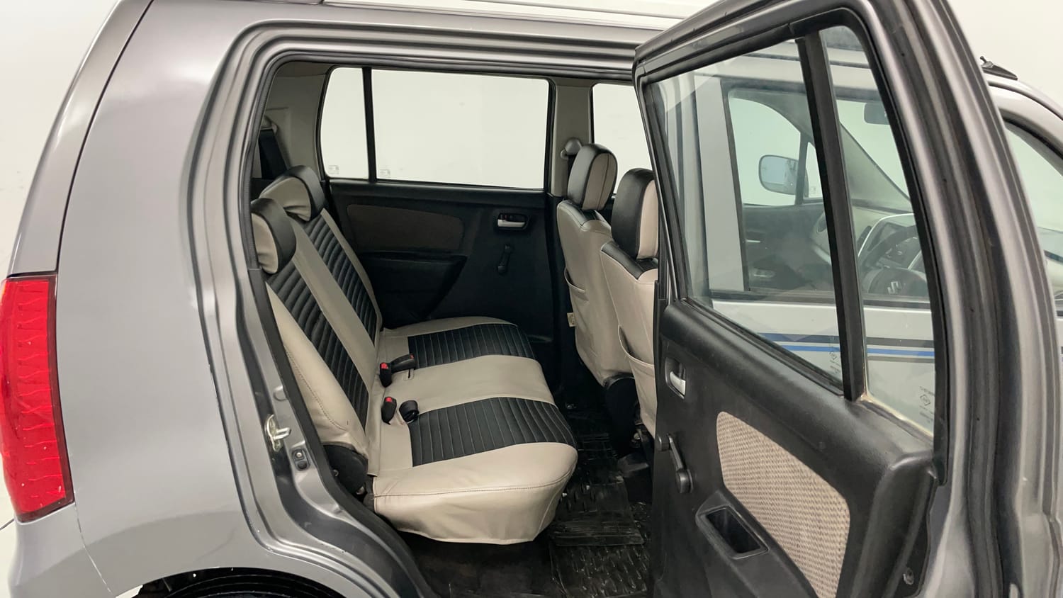 Used 2015 Maruti Suzuki Wagon R LXI Petrol Manual interior RIGHT SIDE REAR DOOR CABIN VIEW